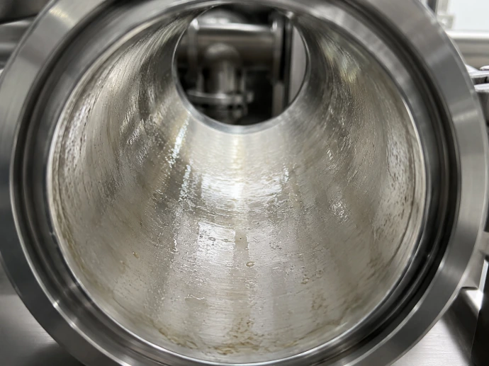 Biofilm in einer Rohrleitung. Sagamos Biofilm Sensor detektiert bereits geringste Biofilme und liefert ein dem Biofilm proportionales Signal.